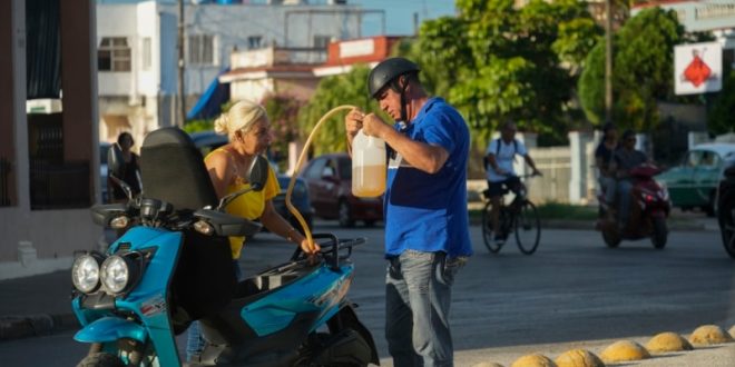 Cuba recibe el 2025 con apagones y una crítica escasez de combustible: "Todo es un caos"