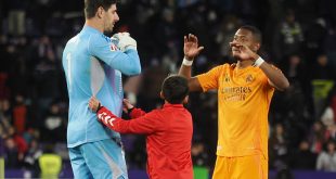 VALLADOLID. 25/01/25. Un aficionado felicita al portero belga del Real Madrid Thibaut Courtois (i), durante el partido de la jornada 21 de LaLiga que Real Valladolid y Real Madrid disputan hoy sábado en el estadio José Zorrilla. EFE/R. García