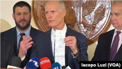 El senador por la Florida Rick Scott muestra una copia de las actas electorales reunidas por la oposición venezolana durante un encuentro en el Capitolio con el líder opositor Edmundo González, el 7 de enero de 2025.