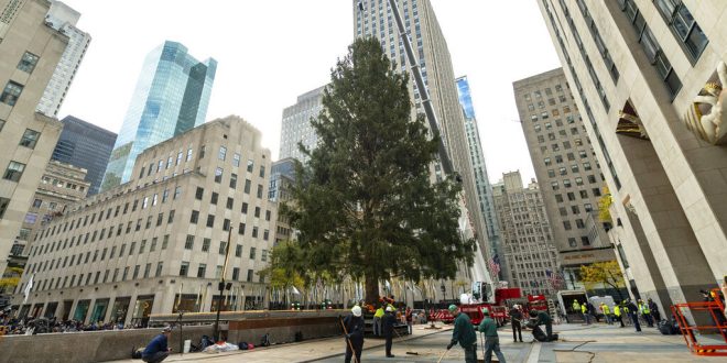 El árbol de Navidad del Rockefeller Center será derribado este sábado en su última noche festiva