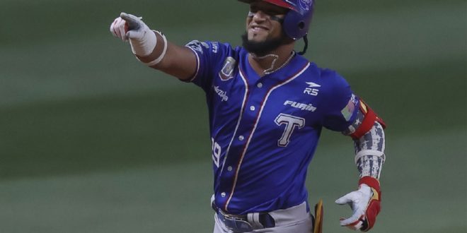 Luis Matos reconocido como Novato del Año de la LVBP