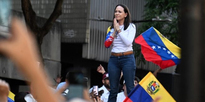 María Corina Machado aparece en Caracas tras meses en clandestinidad para sumarse a las protestas contra Maduro