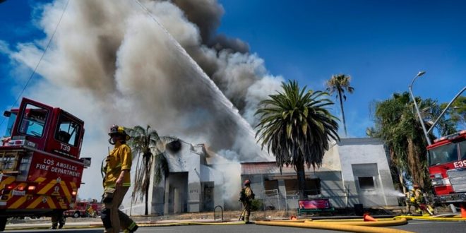 Pese a los múltiples recursos invertidos en sofocar los incendios en California, las llamas siguen consumiendo miles de hectáreas