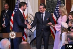 Pete Hegseth estrecha la mano del vicepresidente estadounidense JD Vance después de ser juramentado como nuevo secretario de Defensa en el edificio de la Oficina Ejecutiva de Eisenhower en la Casa Blanca en Washington, DC, el 25 de enero de 2025. [Foto: AFP]