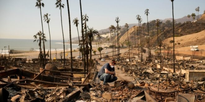 Suben los muertos por fuego en Los Ángeles mientras equipos tratan de salvar casas y otros edificios