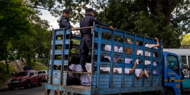 Tribunal salvadoreño juzga a menores por hacer señas alusivas a pandillas