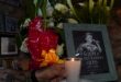 El dueño de una tienda, Carlos Torres, coloca una vela junto a un homenaje a la fallecida cantante mexicana Paquita La Del Barrio en un puesto de postres en el Mercado Martínez de la Torre en la Ciudad de México, el martes 18 de febrero de 2025.