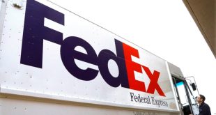Avión de FedEx hace aterrizaje de emergencia tras choque con ave e incendio de motor