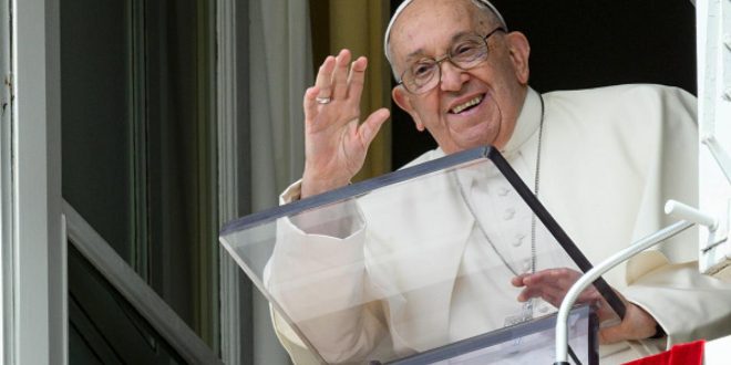 Pope Francis's thorax radiography confirms his improvement after 27 days hospitalized