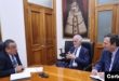 Reunión entre el presidente del Consejo de Ministros de Perú, Gustavo Adrianzén (izq.), Carlos Jornet, presidente de la Comisión de Libertad de Prensa e Información de la SIP, y Carlos Lauría, director ejecutivo de la SIP (der.). [Foto: Presidencia del Consejo de Ministros]