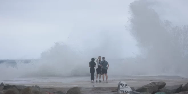 Three people skipping the recommendation of the Barcelona City Council to avoid going to the beaches.