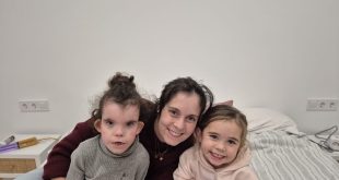 Georgina, along with her two daughters, Mireia and Claudia.