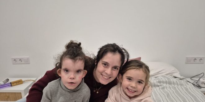 Georgina, along with her two daughters, Mireia and Claudia.