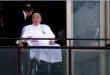 They discharge Pope Francis, who reappears after almost 40 days hospitalized and greets the faithful from a balcony of the Gemelli Hospital