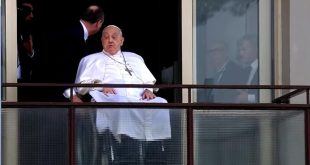 They discharge Pope Francis, who reappears after almost 40 days hospitalized and greets the faithful from a balcony of the Gemelli Hospital