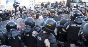 Violent clashes in the march of retirees in Argentina: detonations are heard and there are several arrests