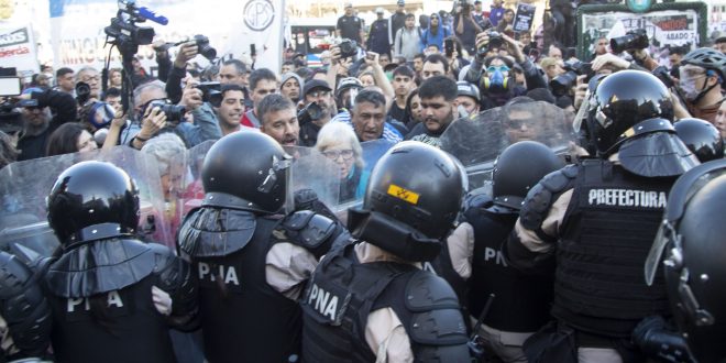 Violent clashes in the march of retirees in Argentina: detonations are heard and there are several arrests