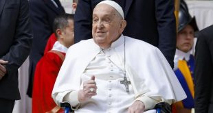 Pope Francis went to the Basilica of San Pedro to pray before the vigil of Holy Saturday