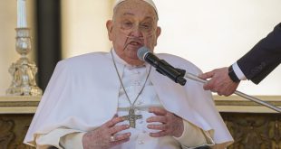 Pope Francis appears by surprise in the Plaza de San Pedro at the end of the Mass of Ramos Mass