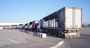 Help trucks begin to distribute flour in different bakeries from Gaza